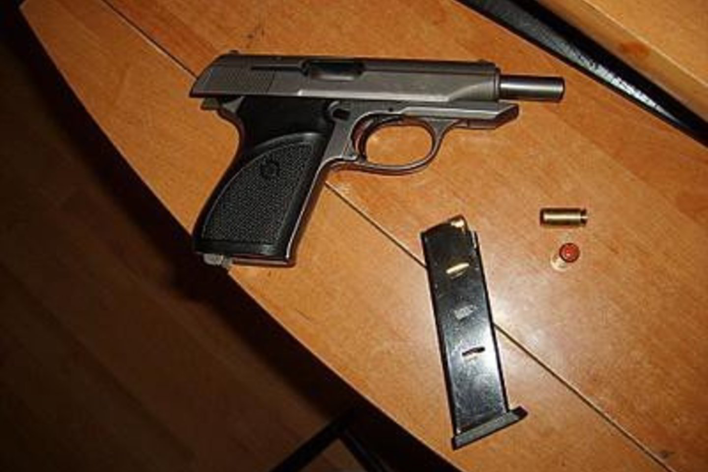 Policijos ekspertai aiškinasi, ar rastas dujinis pistoletas "Blow Compact" nėra pritaikytas šaudyti tikrais šoviniais.