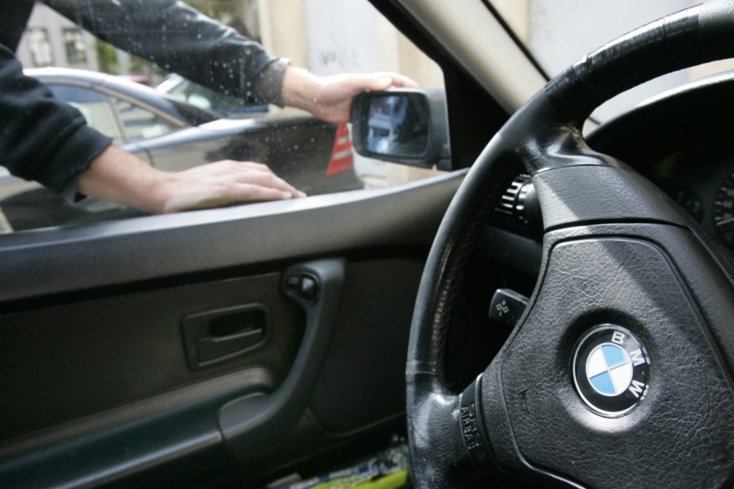 Užpuolikai važiavo trise BMW automobiliu.