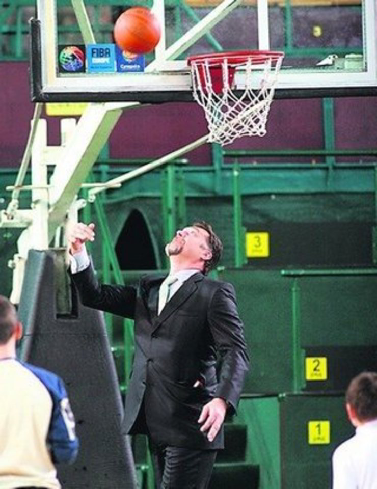 Atidžiai stebimas vaikų A.Sabonis į krepšį mėtė vieną kamuolį po kito.