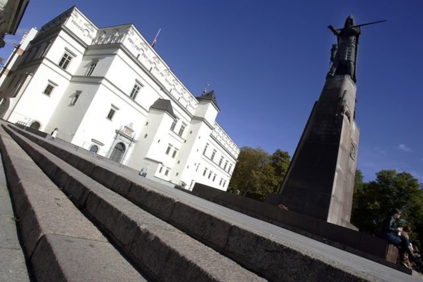 Anot Vyriausybės vadovo, yra keletas didelių kultūros objektų, kurių rekonstrukcija pradėta ir nebaigta.