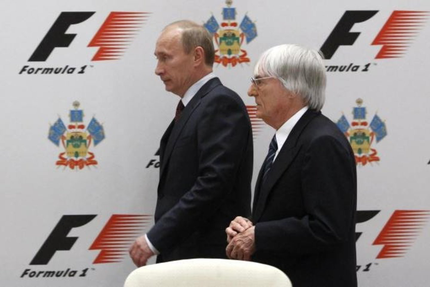 Rusijos premjeras V.Putinas ir „Formulės 1“ komercijos direktorius B.Ecclestone pasirašė sutartį.