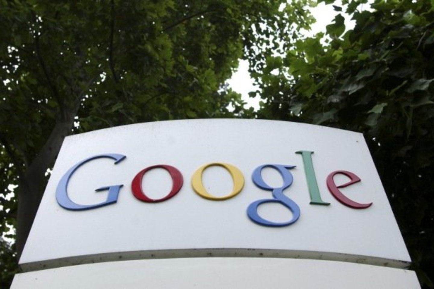 Abi kompanijos nori paiešką internete papildyti socialinio tinklo „Facebook“ turima informacija ir taip iš interneto paieškos lyderės „Google“ atimti rinkos dalį.
