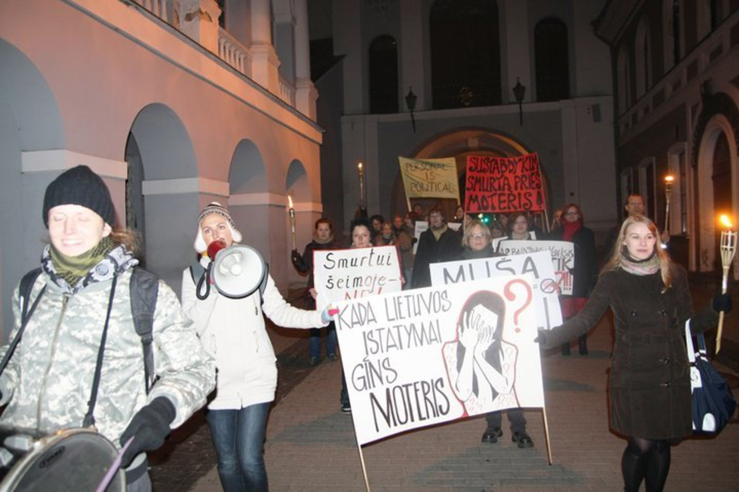 Feministės žygiavo naktiniu Vilniumi.