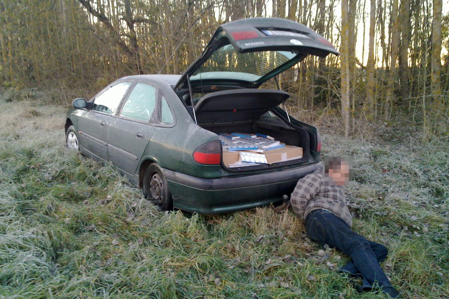 Vyriškio vairuoto automobilio bagažinėje pasieniečiai aptiko 3 tūkst. 400 pakelių cigarečių „Minsk Superslims“.