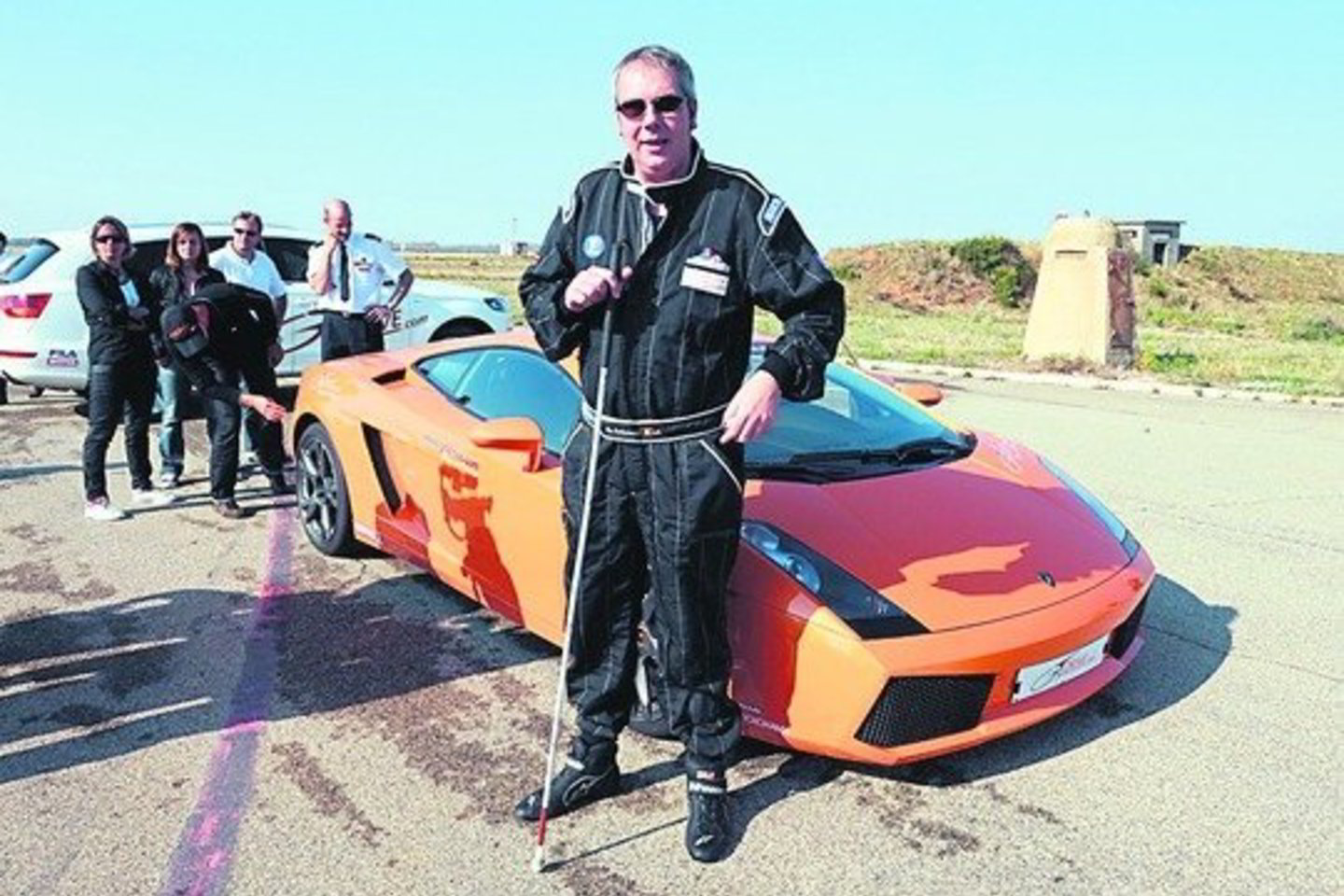 Aklųjų vairuotojų greičio rekordą šiuo „Lamborghini” automobiliu pasiekęs L.Costermansas nuolat galvoja, kaip padėti ir savo likimo broliams.