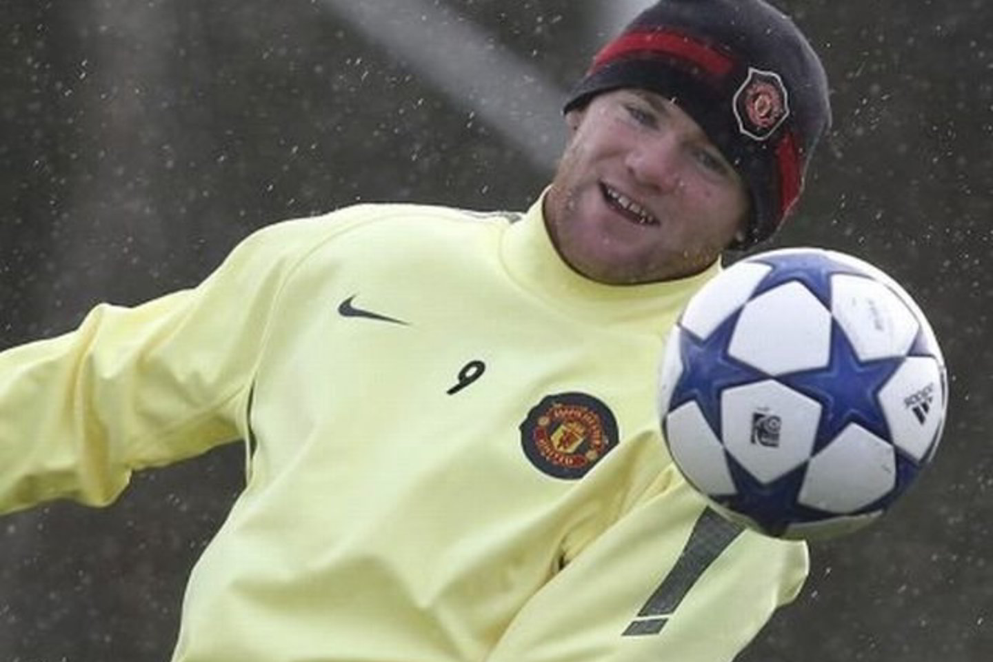 W.Rooney neilgai vilkės „Manchester United“ marškinėlius.