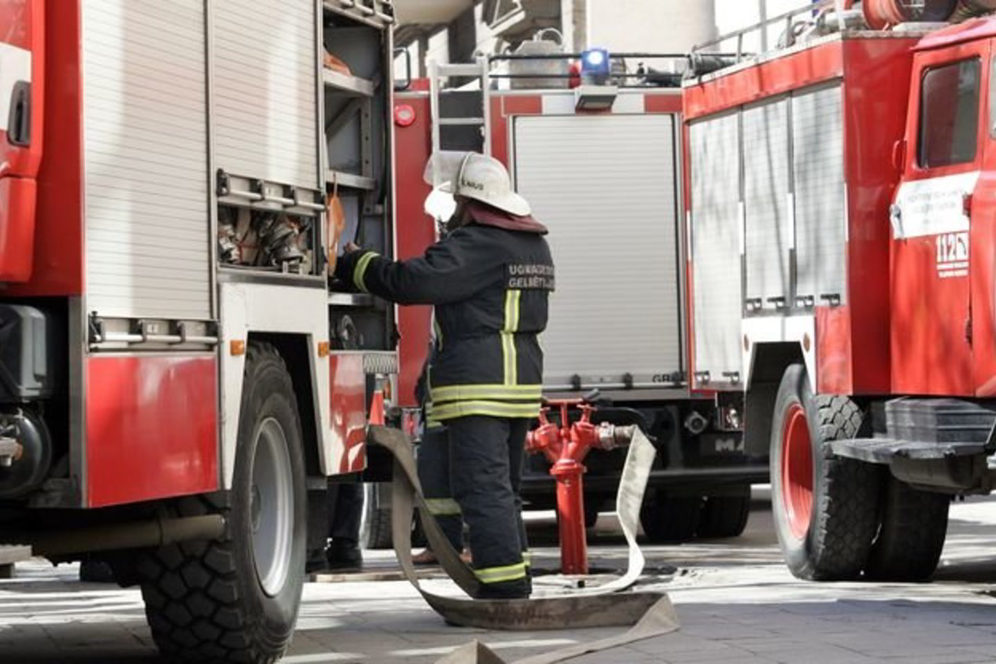 Begesinant gaisrą mūriniame sodo namelyje rasti trys žuvę vyrai.