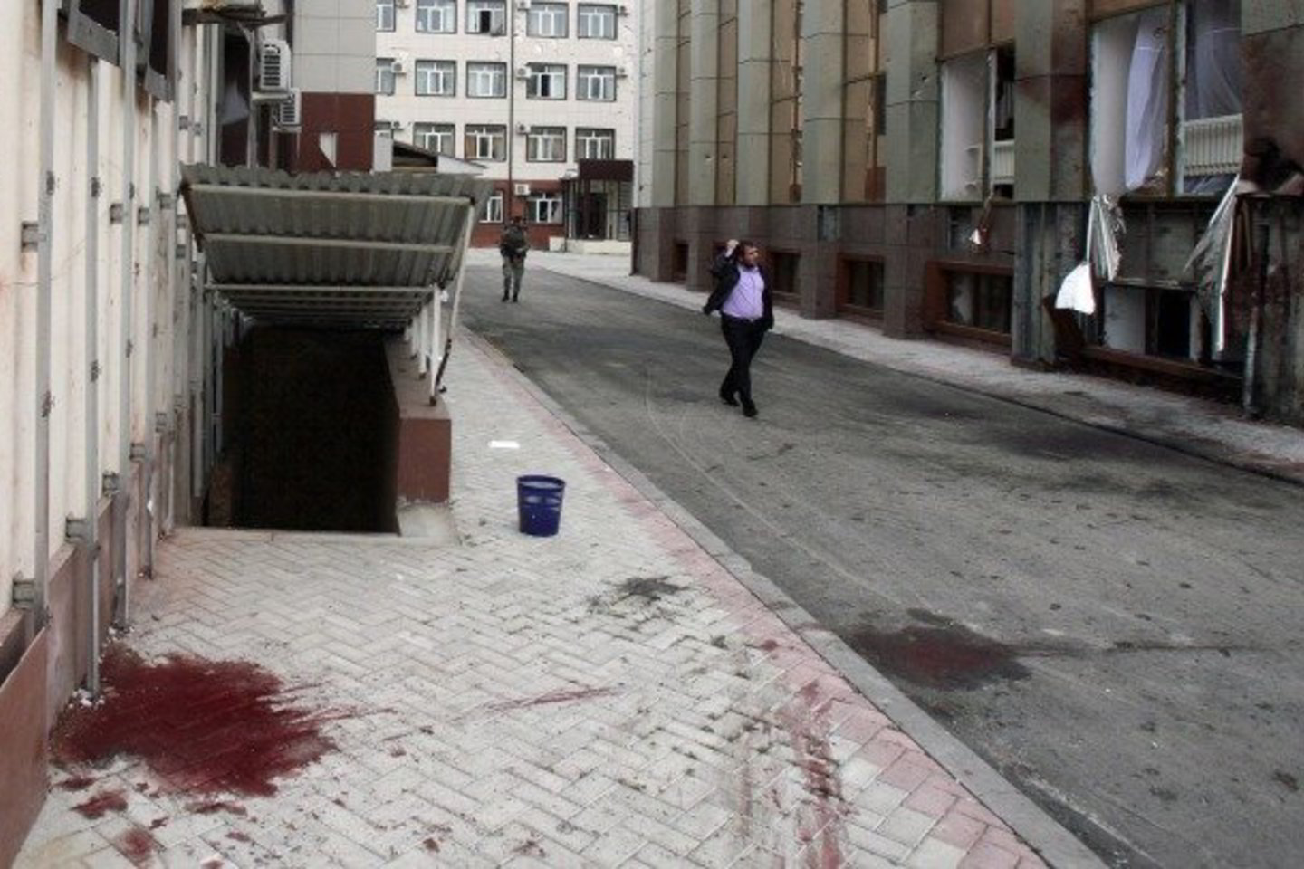 Parlamentą užpuolusių smogikų tapatybės kol kas nenustatytos.