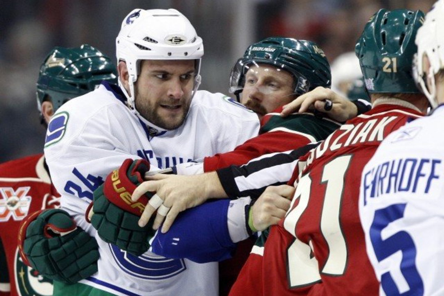 "Wild" ir "Canucks" (balta apranga) ledo ritulininkai nevengė pasistumdymų.