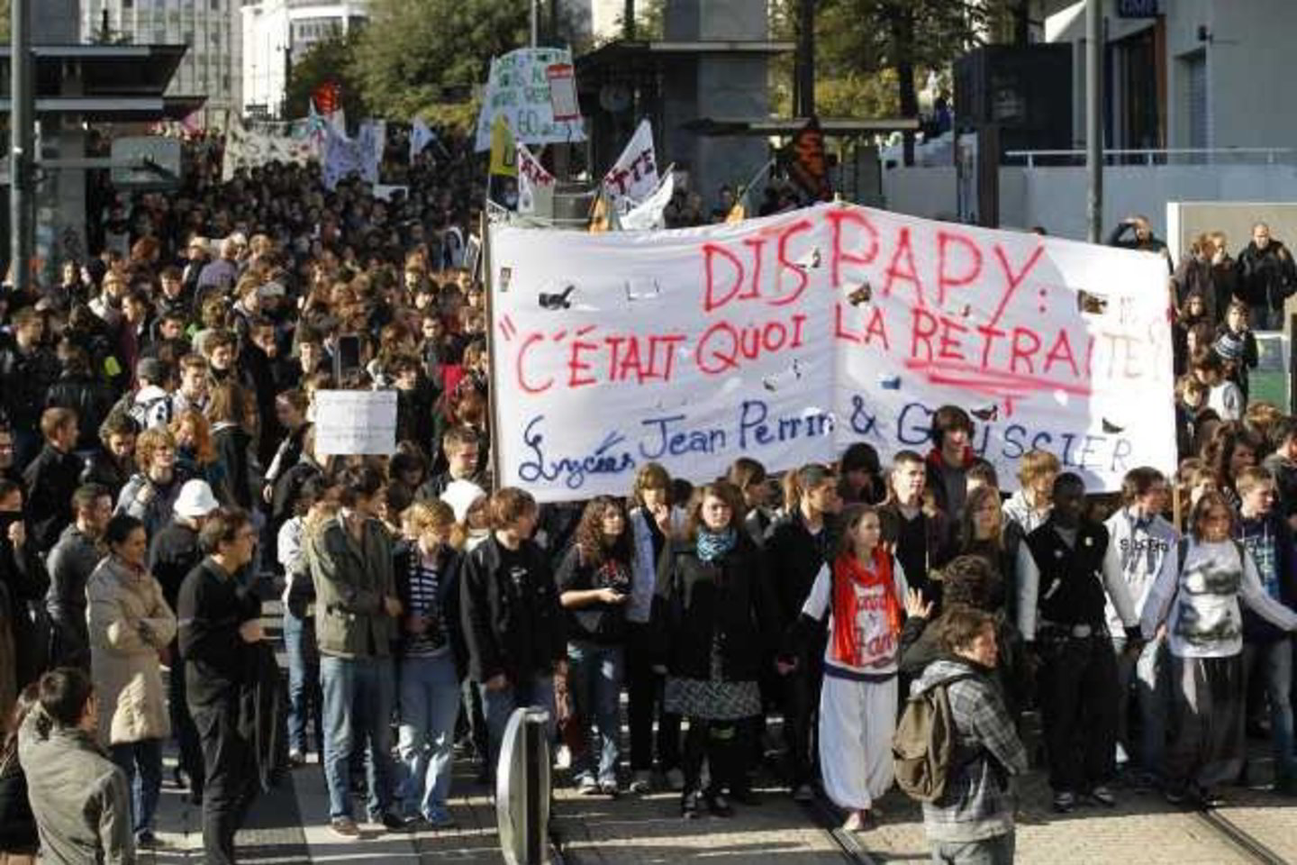 Vyriausybė paskelbė dekretą, nurodžiusį protestuotojams grįžti į darbą, tačiau jie nežada tam paklusti.