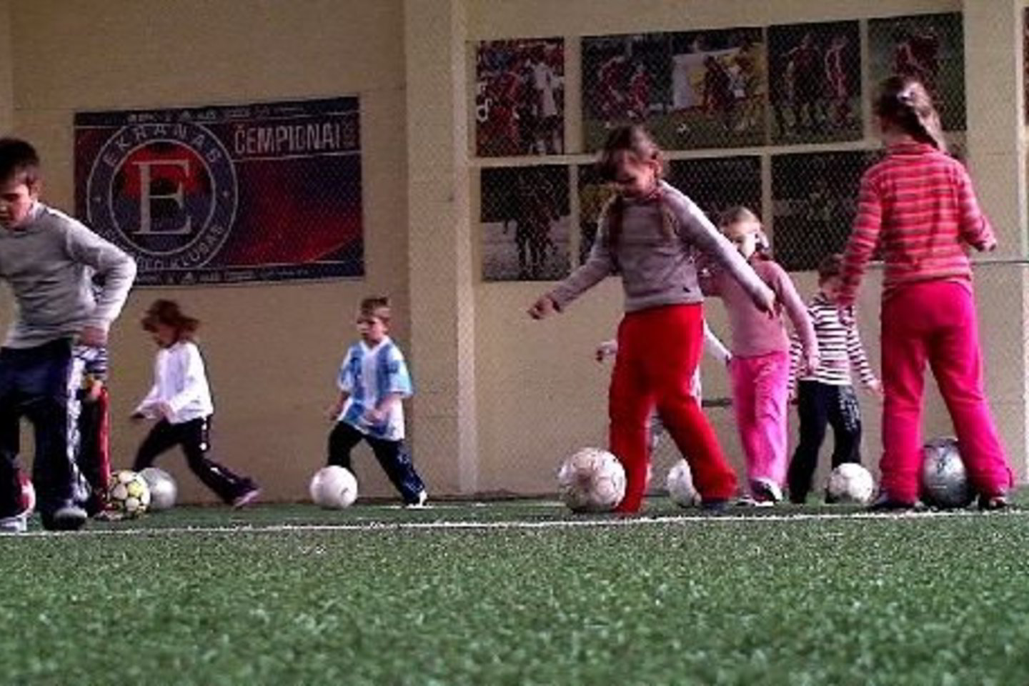 Vaikai susipažino su futbolo abėcėle, įgijo žaidimo įgūdžių.