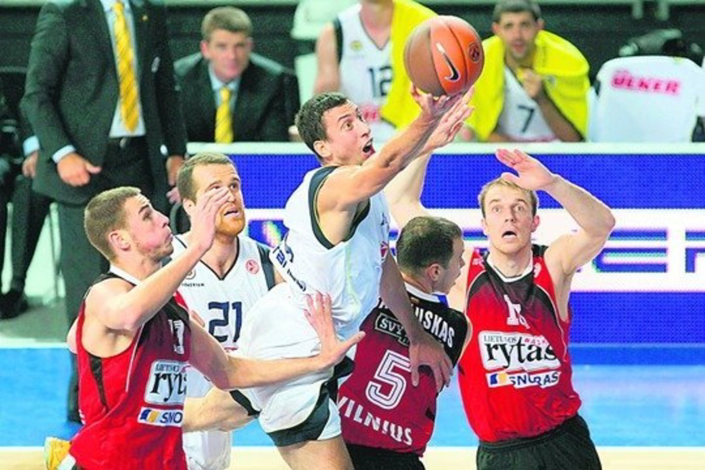 R.L.Ukičiaus (su kamuoliu) žaidimas rungtynėse su „Lietuvos ryto” komanda džiugino „Fenerbahce” klubo gerbėjus.