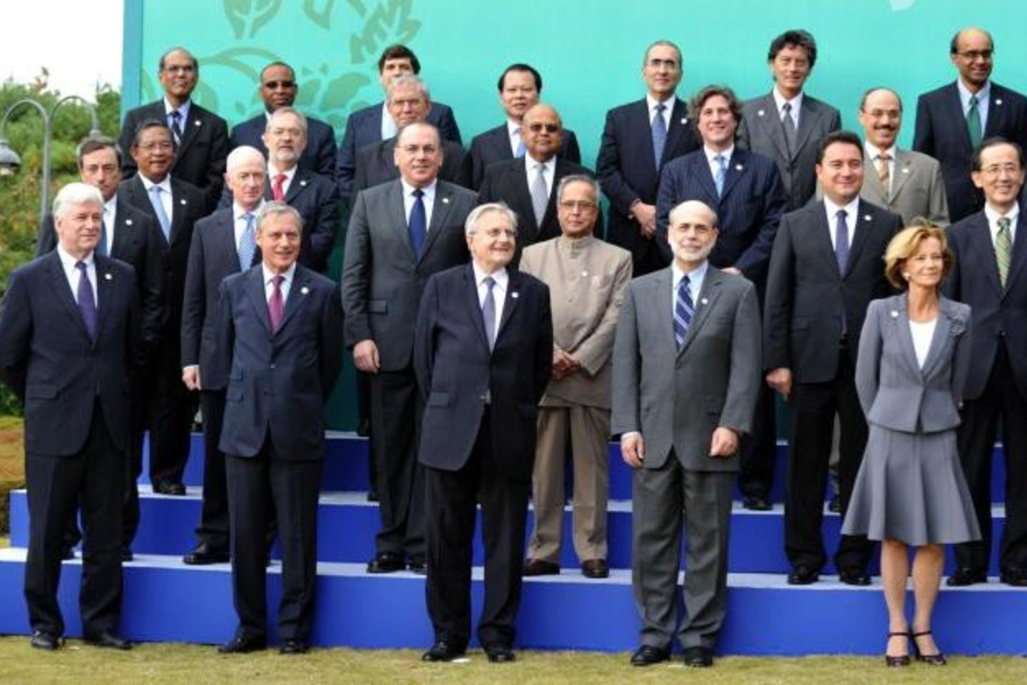 G20 pasiryžusios vykdyti politiką, turinčią padėti sumažinti valiutų kursų disproporcijas ir išlaikyti einamąjį mokėjimo balansą priimtinose ribose.