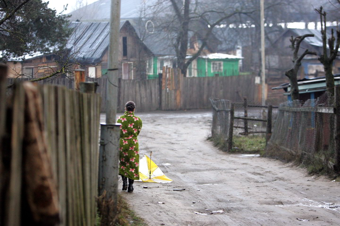 Užuot kaupę žinias mokykloje, čigonų vaikai bastosi po taborą.