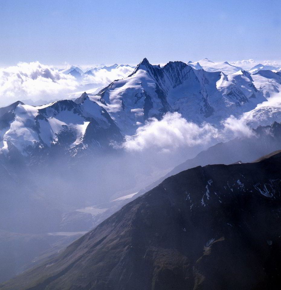 Sekmadienio vakare austrų gelbėtojai, ieškodami dingusių lenkų alpinistų, kopusių į aukščiausią Austrijos kalną Grosgloknerį, aptiko 52 metų lenko lavoną.