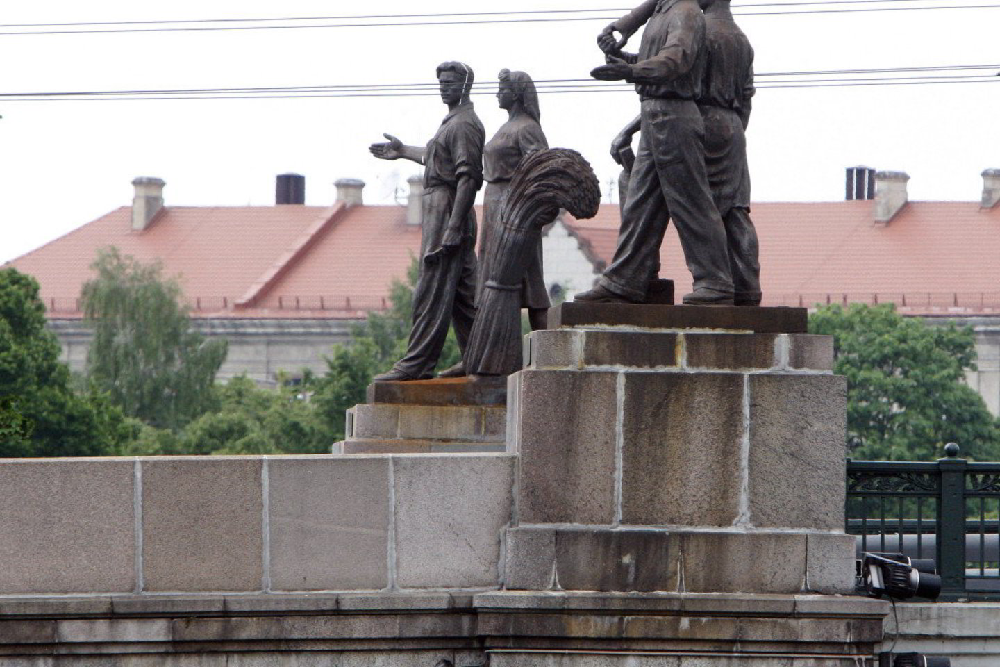 Kūjis su pjautuvu ant vienos Žaliojo tilto skulptūrų sovietinių simbolių draudimo nepažeidžia.