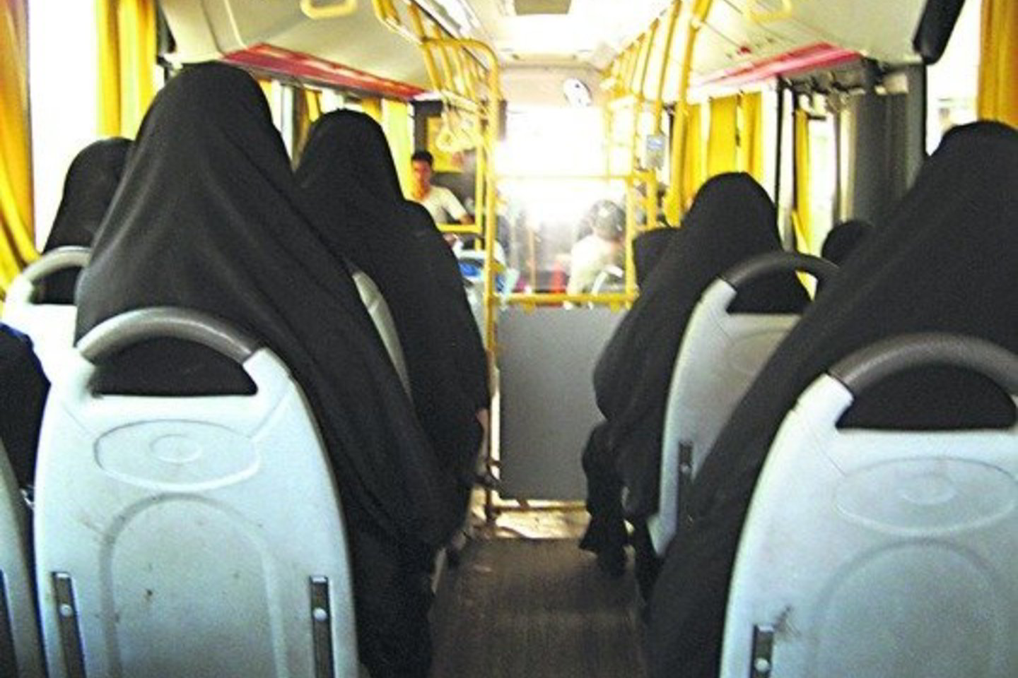 Vyrų ir moterų santykius Irane geriausiai atspindi toks vaizdas autobuse – skirtingų lyčių atstovai važiuoja ne tik skirtinguose autobuso galuose, bet ir atskirti pertvara.