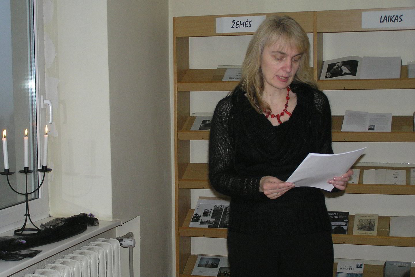 Poeto Jono Strielkūno eiles skaito bibliotekininkė Lina Ramonienė.