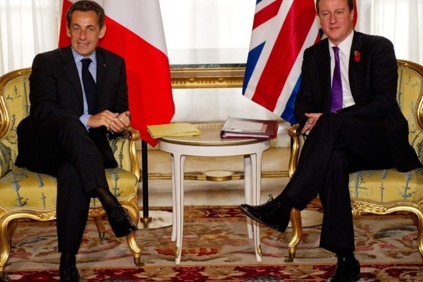 N.Sarkozy (kairėje) ir D.Cameronas patenkinti sutarimu.