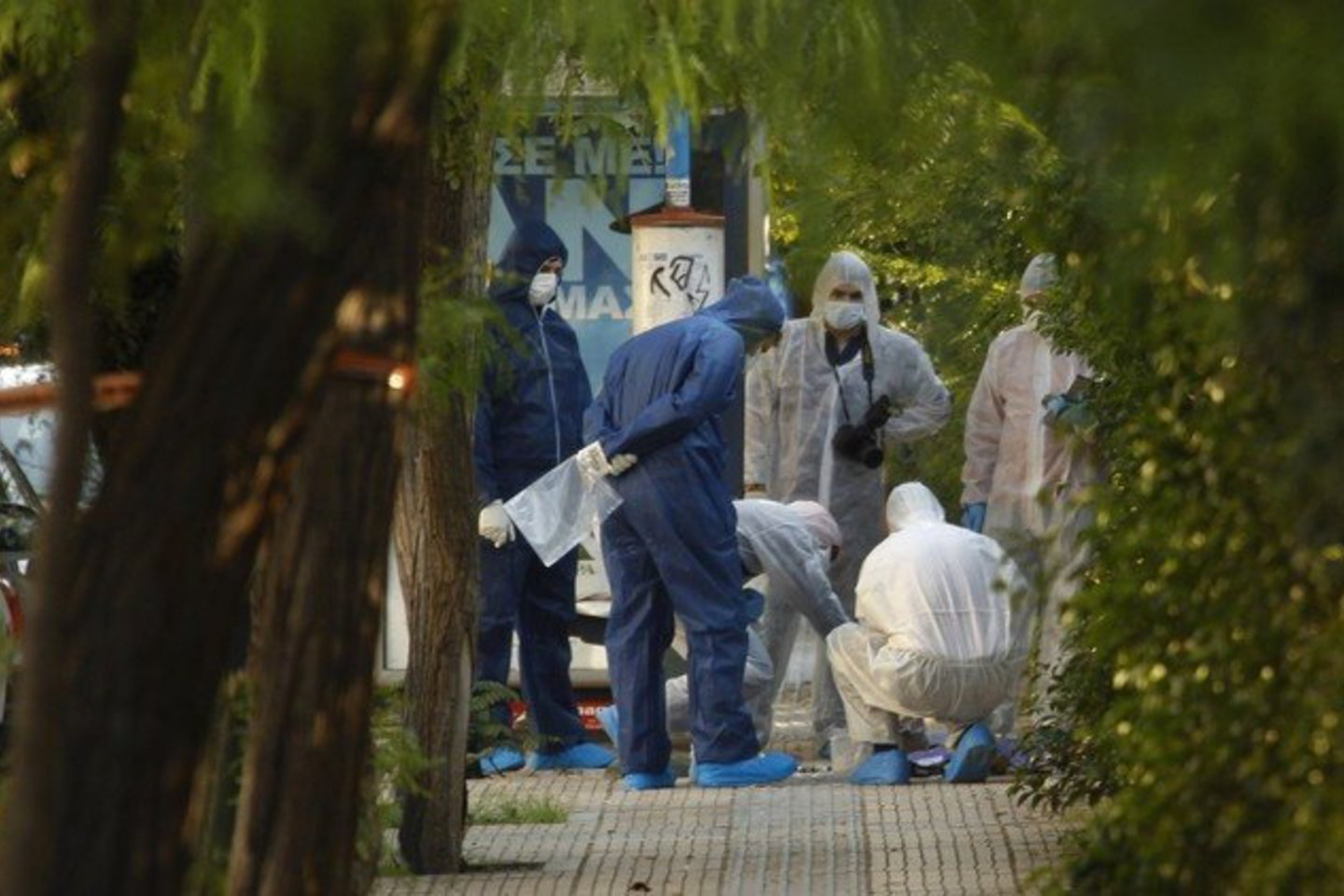 Pareigūnai detonavo bombą prie Bulgarijos ambasados Atėnuose.