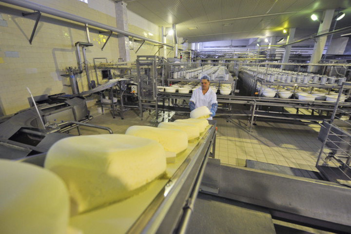 "Rokiškio sūrio" praėjusių metų spalio mėnesio konsoliduoti pardavimai sudarė 50,898 mln. litų (14,741 mln. eurų).