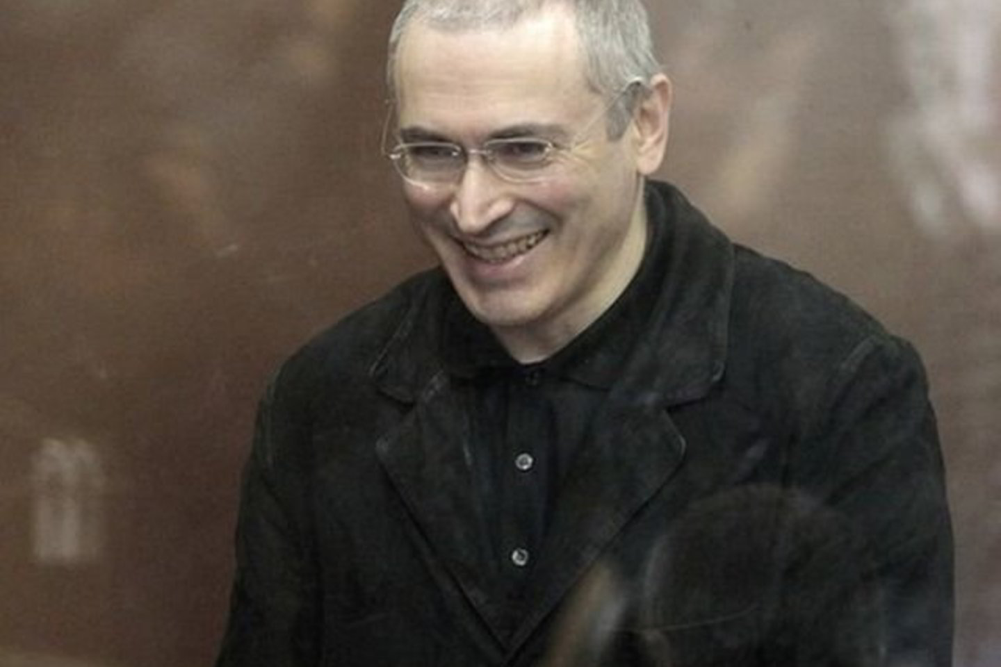 Dauguma kritikų mano, kad Rusijos valdžia suinteresuota kuo ilgiau M.Chodorkovskį laikyti už grotų, nes šis pasirengęs finansuoti šalies ministrui pirmininkui V.Putinui priešišką opoziciją.