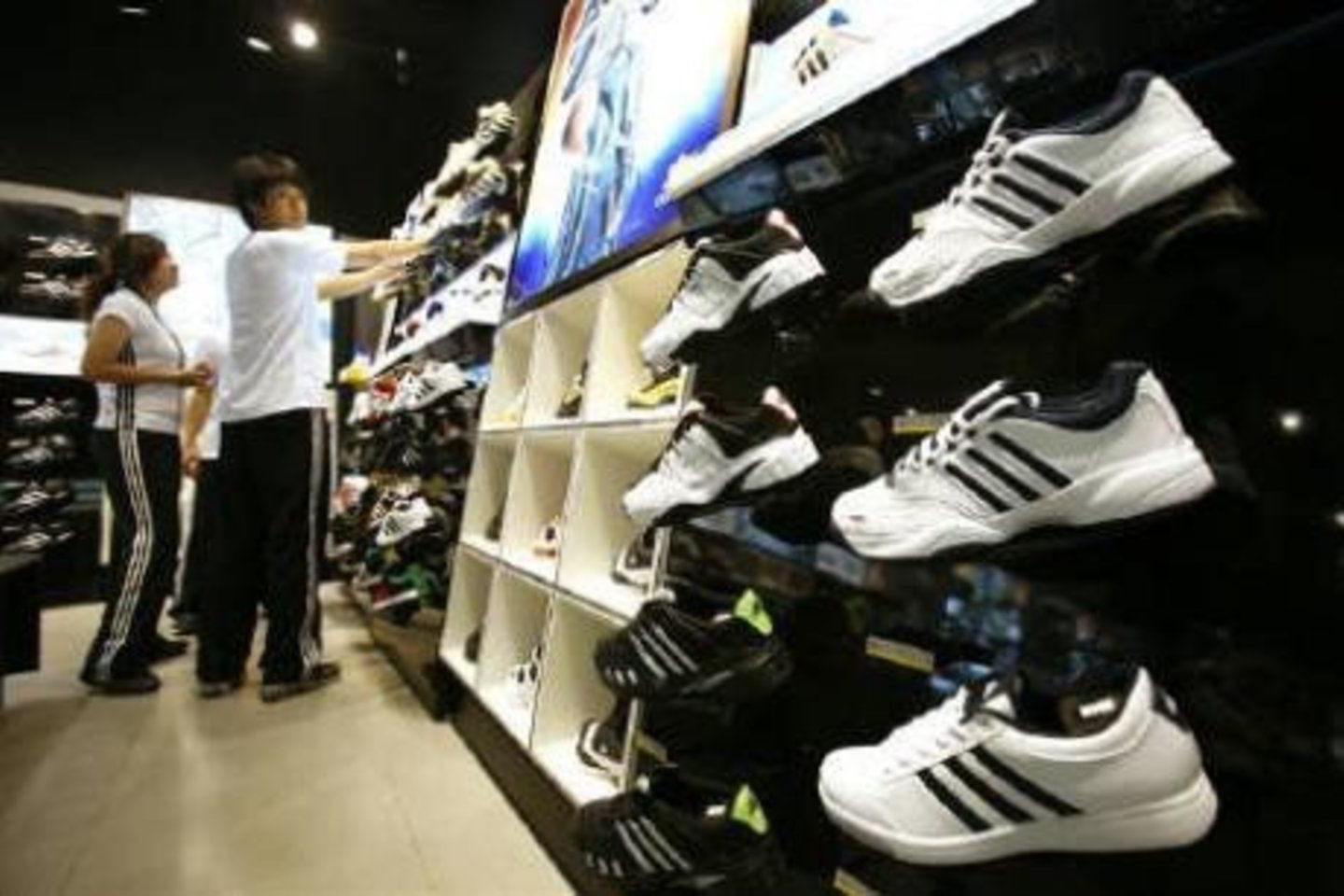 „Adidas“ skelbia, kad iš viso trečiąjį ketvirtį uždirbo 266 mln. eurų.