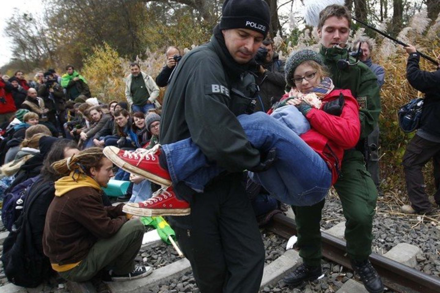 Vokietijos mieste Berge, esančiame šalie Prancūzijos sienos, policijai teko nukelinėti protestuotojus nuo geležinkelio.