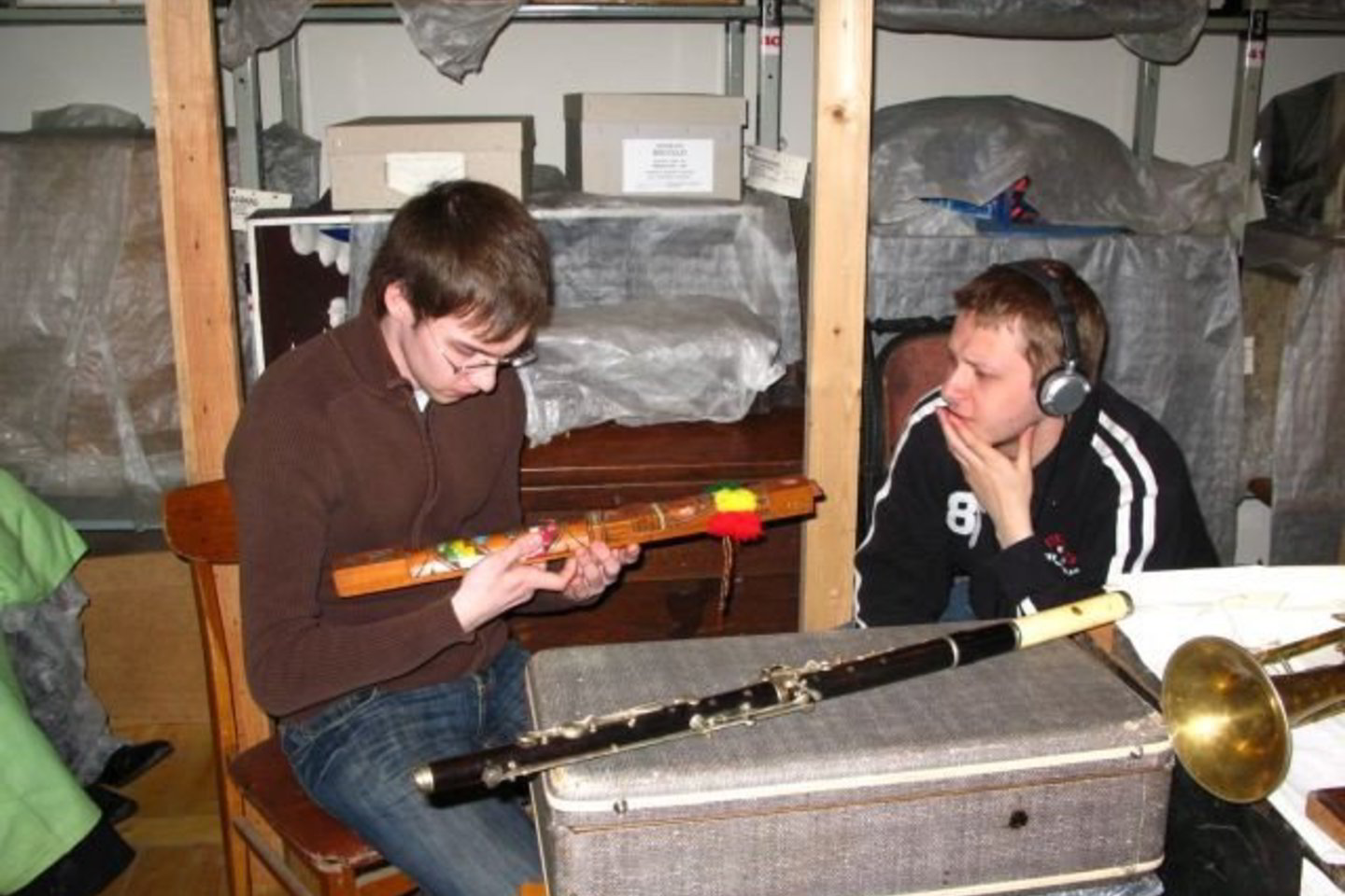 Saksofonistas Ilja Belorukov ir kompozitorius Arturas Bumšteinas apžiūrinėja indėnišką instrumentą.