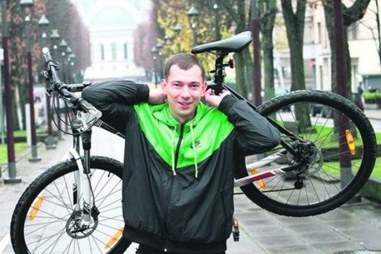 Praėjus vos pusmečiui po sudėtingos donoro menisko persodinimo operacijos, N.Vasiliauskas be skausmo mina dviračio pedalus.