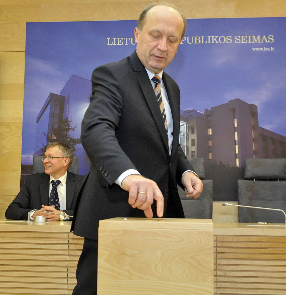 A.Kubilius taip pat prašo atsakyti į klausimą, ar teisėta, kai Seime svarstomi įstatymų projektai, jei kyla pagrįstų abejonių, kad jie neatitinka Konstitucijos ir Seimo statuto.
