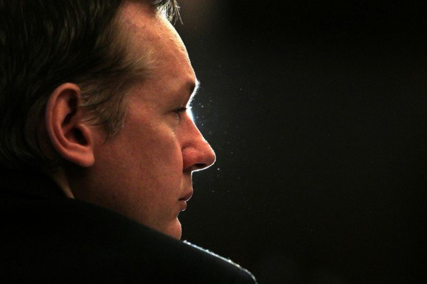J.Assange'as yra itin slapus ir retai dukart iš eilės nakvoja toje pačioje vietoje, daug laiko praleidžia Didžiojoje Britanijoje ir Švedijoje.
