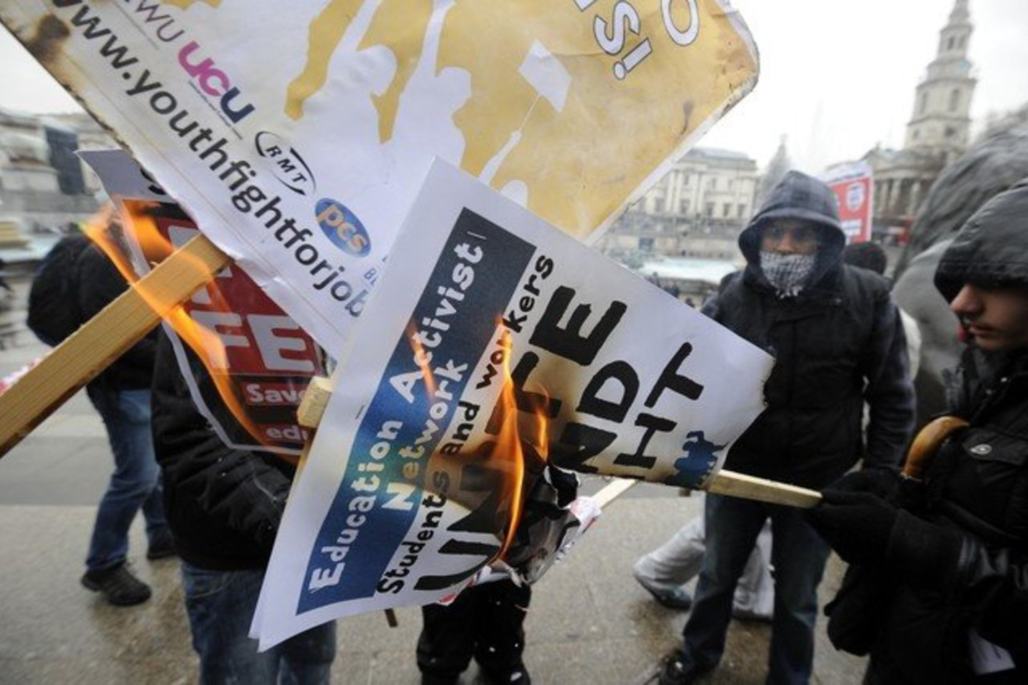 Dalis demonstrantų blokavo kelias svarbias gatves, o galiausiai vėl susirinko Trafalgaro aikštėje.