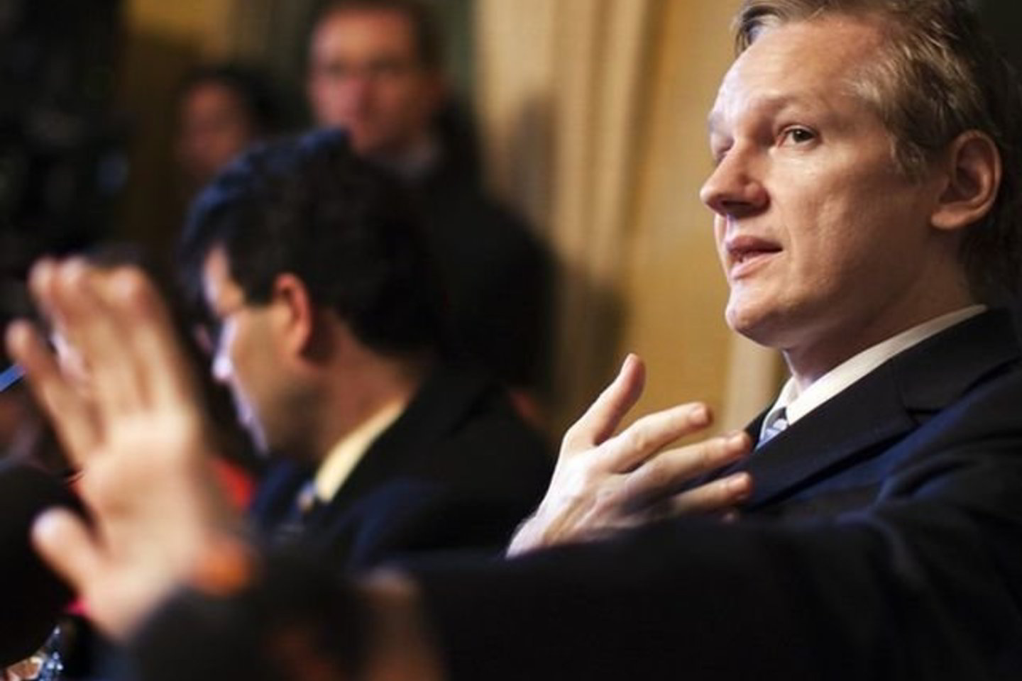J.Assange'as, kuris dabar greičiausiai yra Didžiojoje Britanijoje, neigia jam metamus kaltinimus.