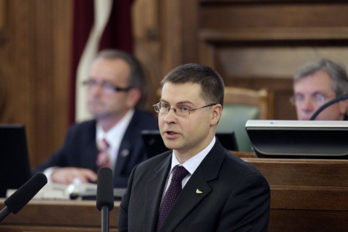 „Matome, kad siekdami tvirtesnio biudžeto mes grįžtame prie ekonomikos augimo net anksčiau nei buvo tikėtasi“, - sakė V.Dombrovskis.