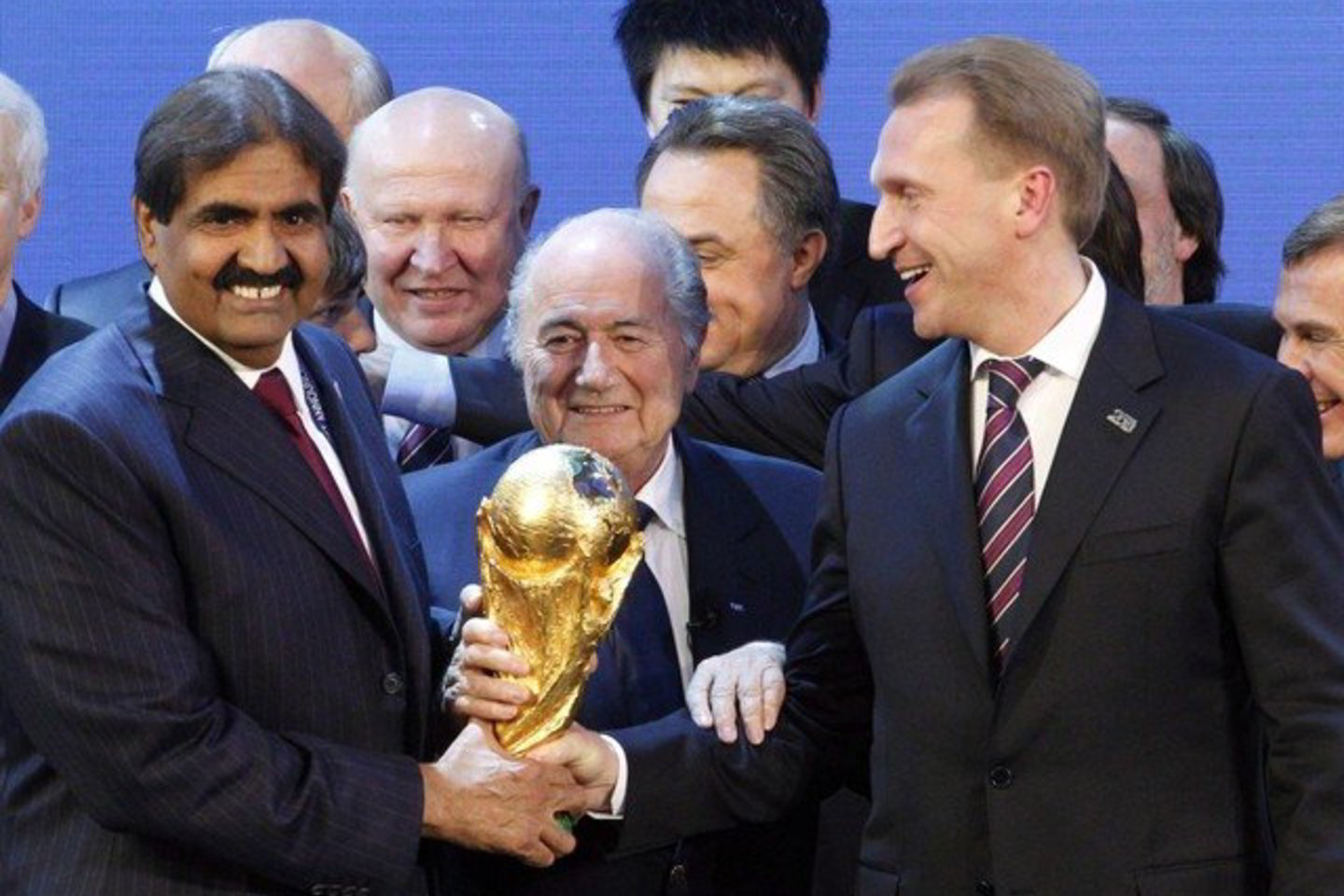 FIFA prezidentas S.Blatteris (viduryje) sveikino Kataro šeichą H. bin Khalifą Al-Thani (kairėje) ir Rusijos vicepremjerą I.Šuvalovą.