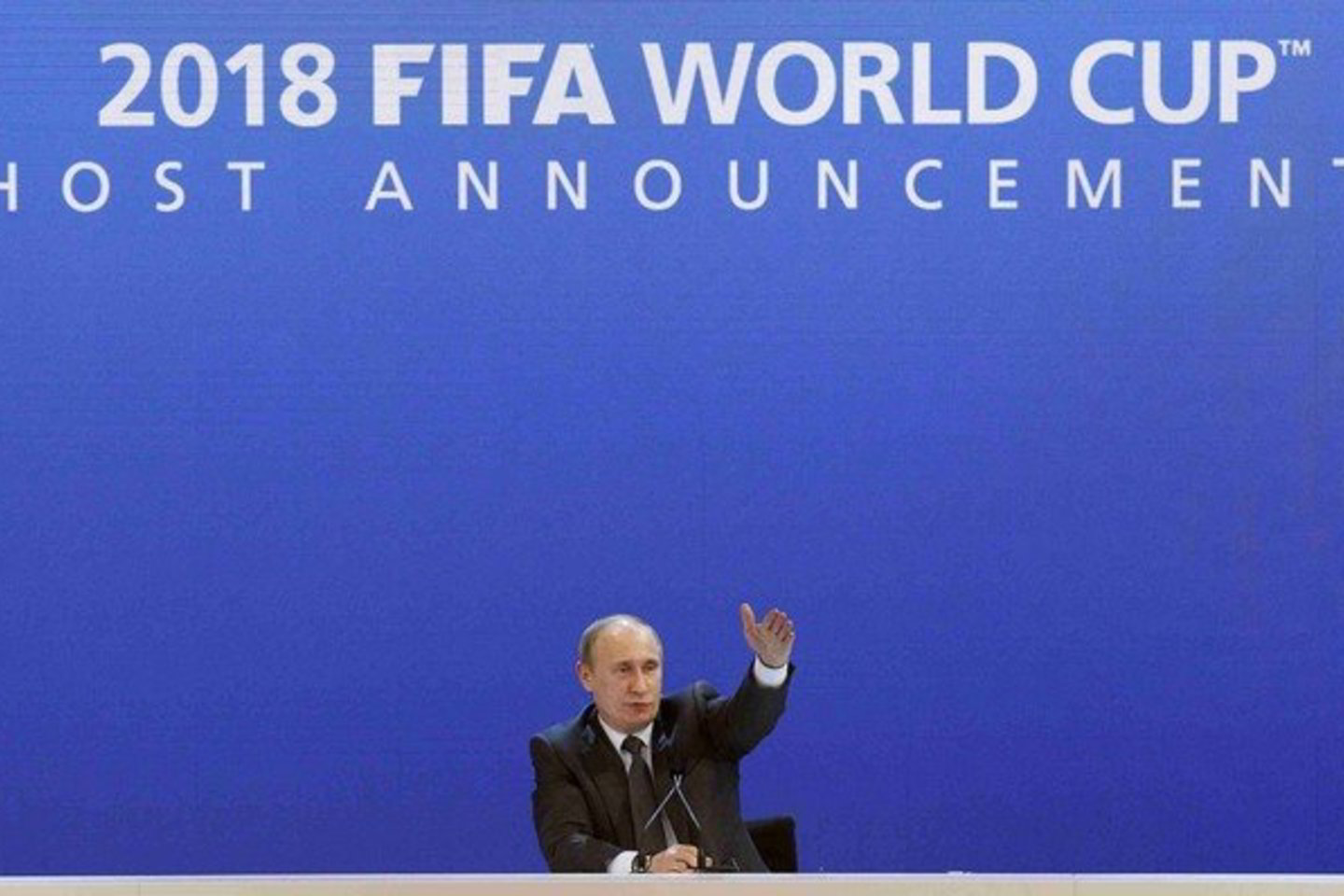 Sužinojęs apie FIFA vykdomojo komiteto sprendimą Rusijos premjeras V.Putinas atskubėjo į Šveicariją švęsti pergalės ir patenkintas atsakinėjo į žurnalistų klausimus.