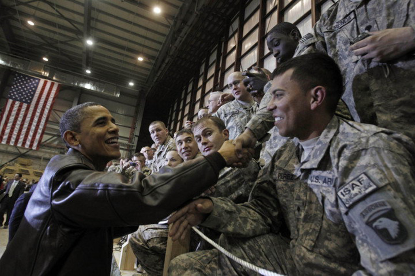 Bagramo ligoninėje B.Obama įteikė penkis „Purpurinės širdies“ medalius, skiriamus per kovines operacijas sužeistiems kariams.