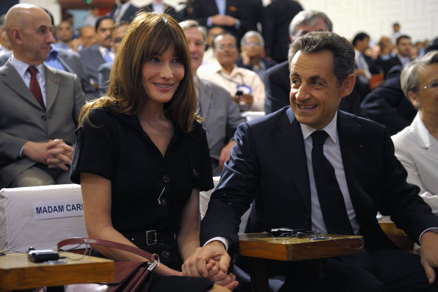 Keturių dienų vizito metu Prancūzijos vadovą lydi jo žmona Carla Bruni-Sarkozy, buvusi manekenė ir dainininkė.