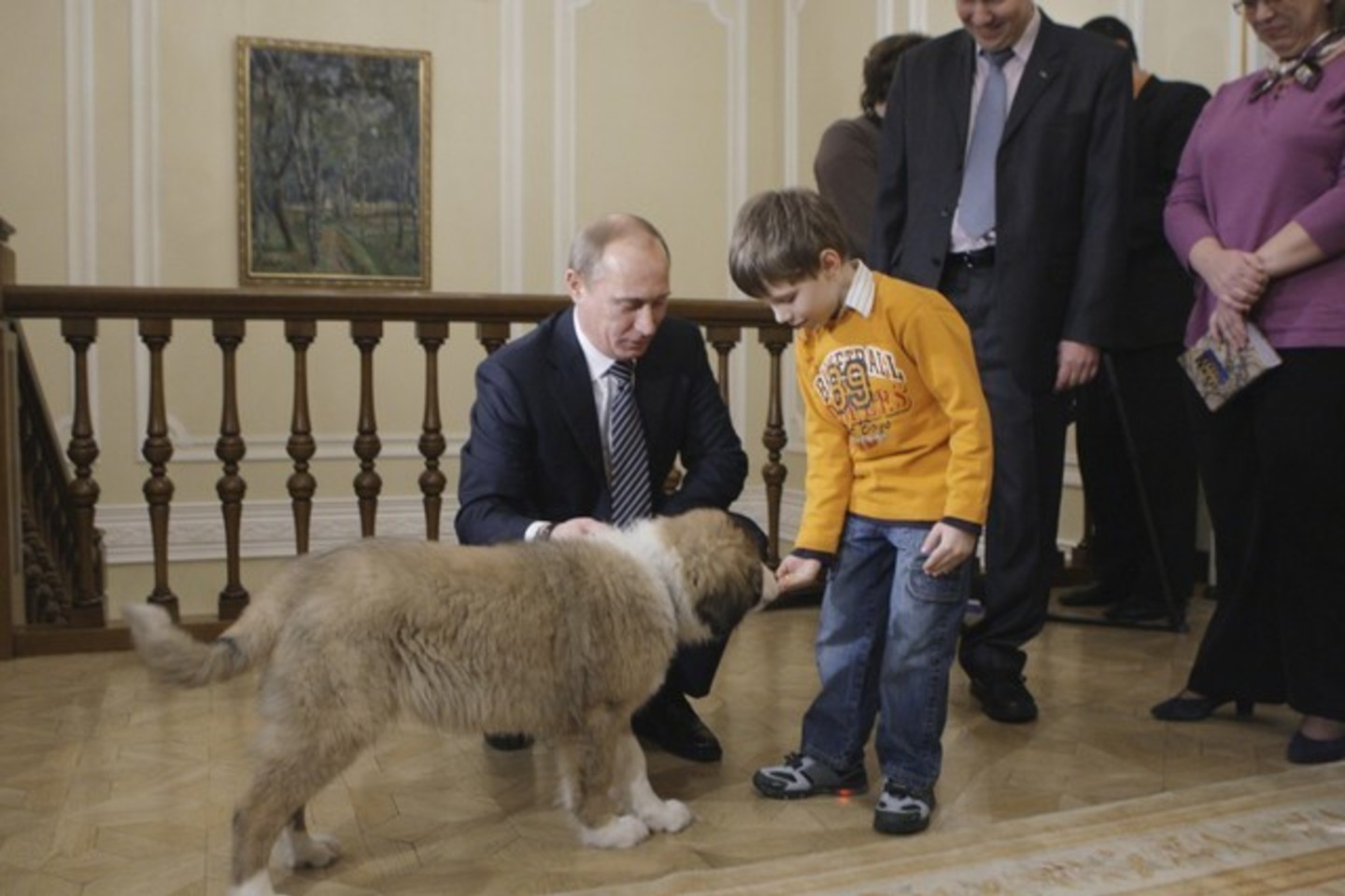 V.Putinas penkerių metų Dimai, sugalvojusį vardą jo naujam šuniui, padovanojo kamuolį.