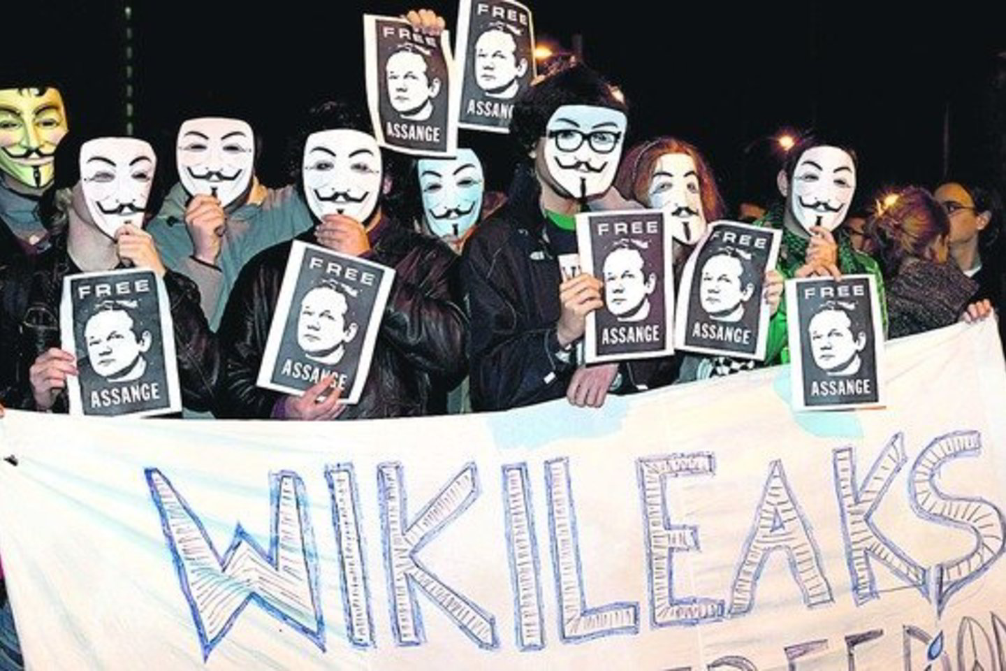 „WikiLeaks” ir jo lyderį visaip palaikantys programišiai pamatė, kad tai, kas anksčiau buvo neįsivaizduojama, dabar sulaukia atgarsio visame pasaulyje. Paaiškėjo, kad galingiausias valstybes galima supurtyti vienu rankos mostu.