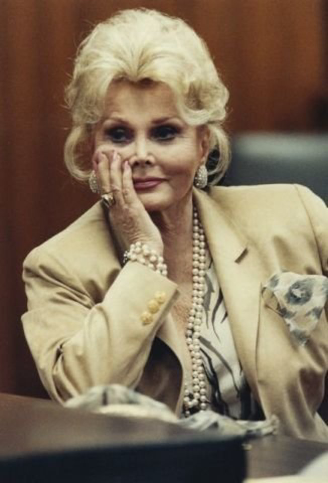 Zsa Zsa Gabor po 2002 metais patirtos avarijos yra iš dalies paralyžiuota ir turi naudotis invalido vežimėliu.