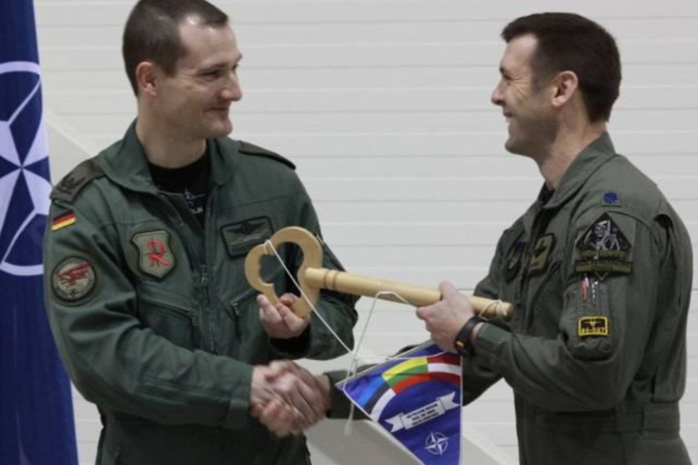Oro policijos misija baigusio JAV karinių oro pajėgų kontingento vadas plk. ltn. Skipas Pribylis (dešinėje) perduoda simbolinį raktą nuo Baltijos oro erdvės Vokietijos karinių oro pajėgų kontingento vadui majorui Matthiasui Fensterseiferiui.