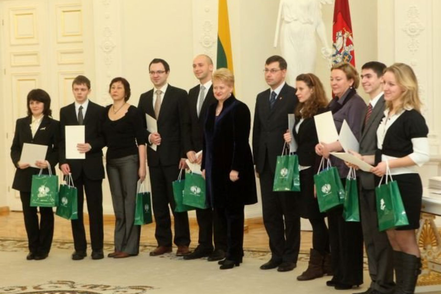 Prezidentė taip pat padėkojo mokytojams už jų triūsą ir indėlį ugdant olimpiadų nugalėtojus.