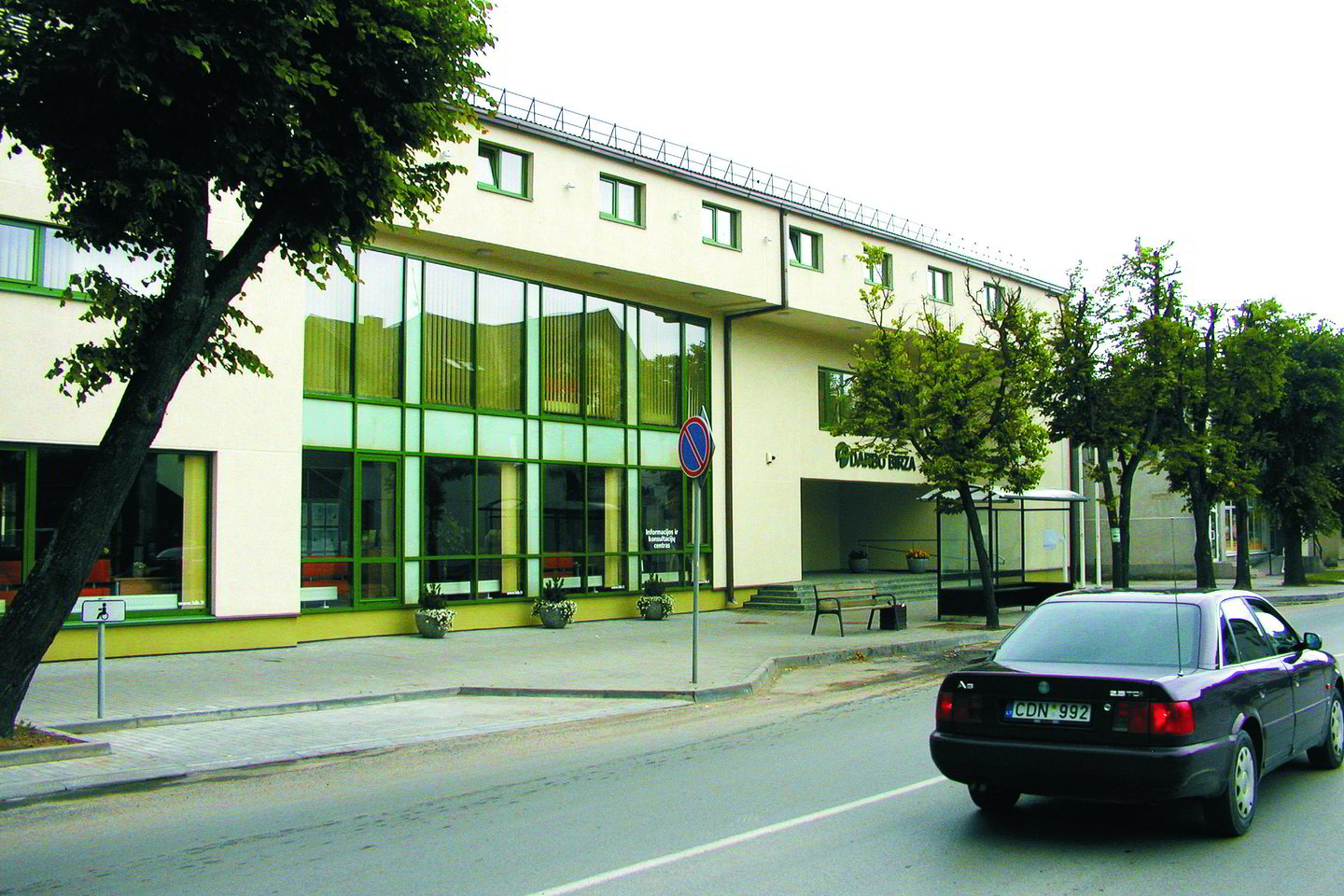 Prieš dvejus metus pastatyto apie penkis milijonus litų kainavusio Lazdijų darbo biržos pastato statyba ir įrengimas buvo finansuotas iš Europos regioninės plėtros fondo paramos lėšų.