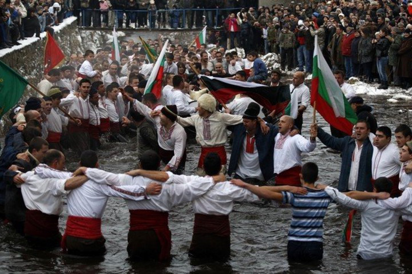 Bulgarų vyrai šoka upėje apie 150 km į rytus nuo Sofijos. Tikima, kad šis ritualas atneš sveikatos.