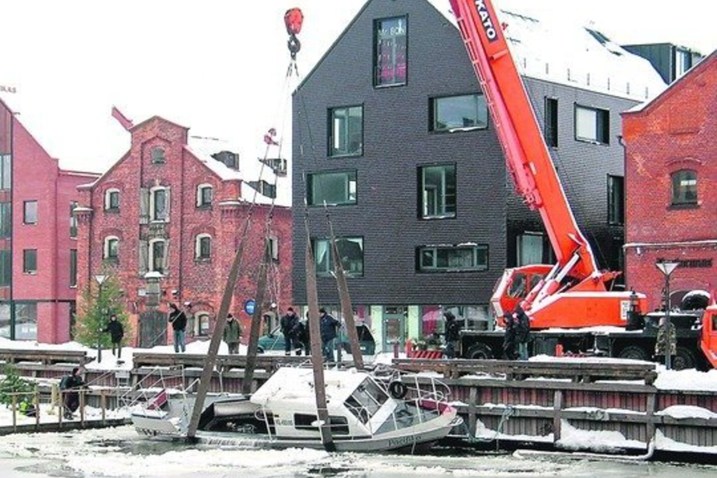 Antrąją Kalėdų dieną į Danės dugną nugrimzdęs laivas vakar buvo iškeltas.