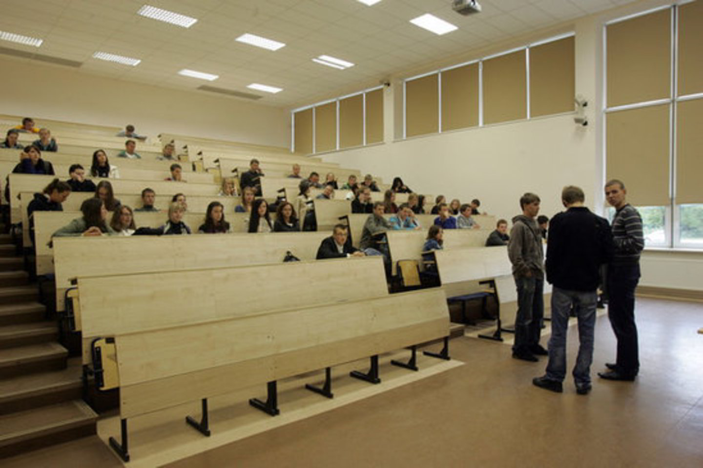 Keliama kartelė - stojantiesiems į universitetus reikės išlaikyti tris valstybinius egzaminus, o į kolegijas - du.