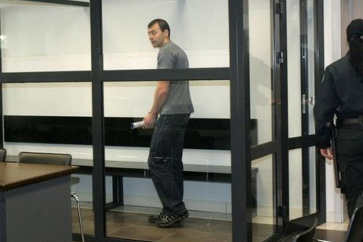 Teisiamųjų suole 37 metų apsaugos darbuotojas atsidūrė, kai 2008 metų lapkričio 17 dieną Sargėnų rajone esančioje parduotuvėje „Šilas“ buvo mirtinai sumuštas neblaivus vietos gyventojas.