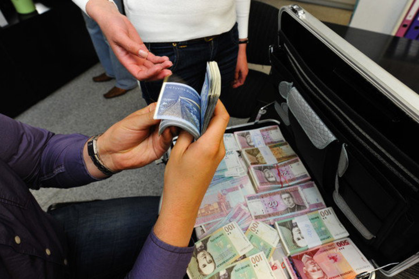 Metinės infliacijos lygį daugiausia lėmė per 2010 metus 14,5 procento pabrangusios būsto, vandens, elektros, dujų ir kito kuro grupės prekės ir paslaugos.